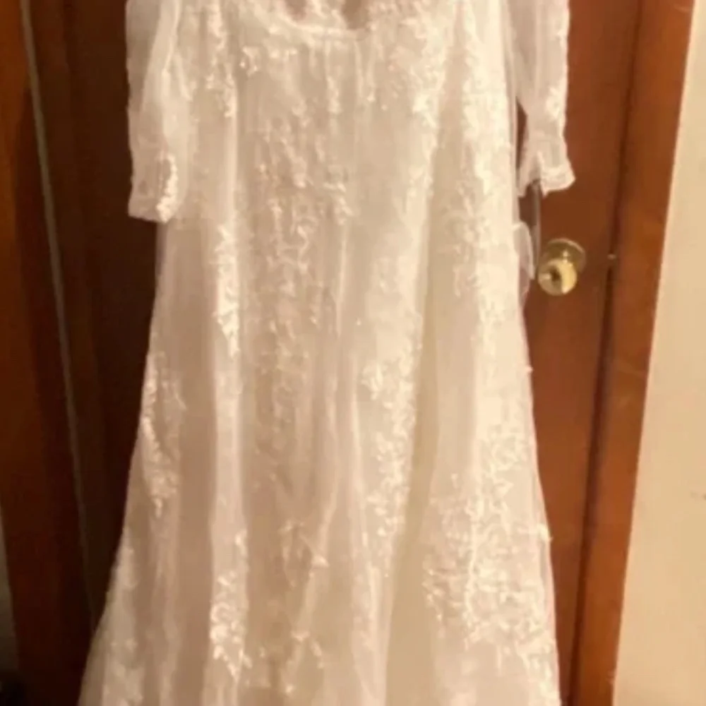 *NEW* wedding dress - Picture 4 of 5